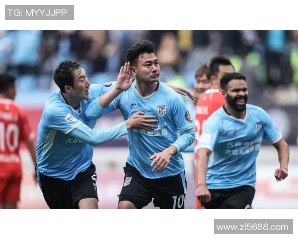 大连与长春激战正酣比赛比分揭晓引发球迷热议 大连与长春激战正酣比赛比分揭晓引发球迷热议